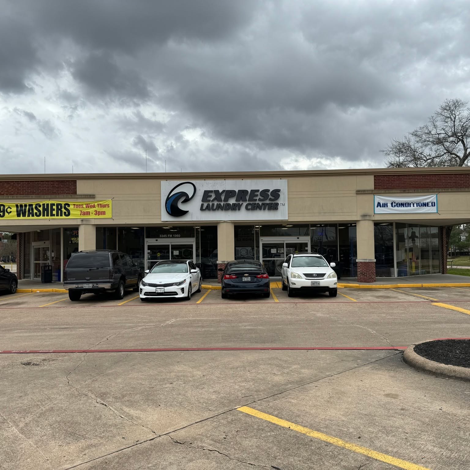 Reliable hotel laundry pickup and delivery near 77090 Texas